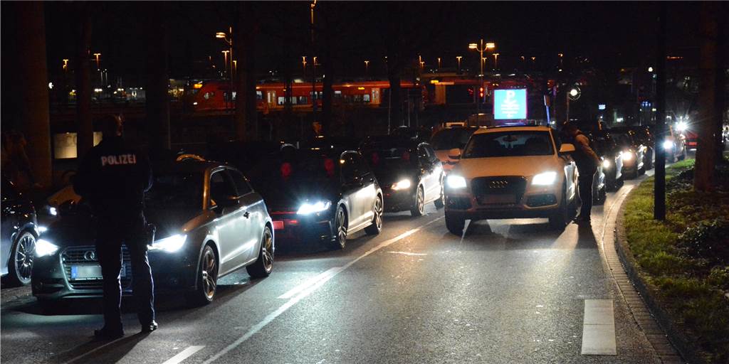 Gesperrter Wall, viel Polizei und eine volle Tankstelle: Freitagabend in der City Zwischen Hauptbahnhof und U-Turm hat die Polizei gegen 1 Uhr nachts eine von mehreren temporären Sperrungen eingerichtet, um die Autofahrer mit ihrer Abendgestaltung zu konfrontieren.