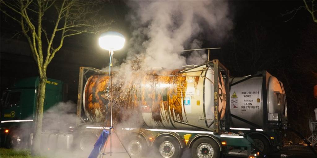 Umgekippter Tanklastzug: Gefahrgut-Beseitigung dauert bis Montag Während der Abpumparbeiten traten am Freitagabend plötzlich gefährliche Substanzen aus, weshalb die ABC-Spezialeinheit ein zweites Mal zu dem umgestürzten Tanklastzug ausrücken musste.