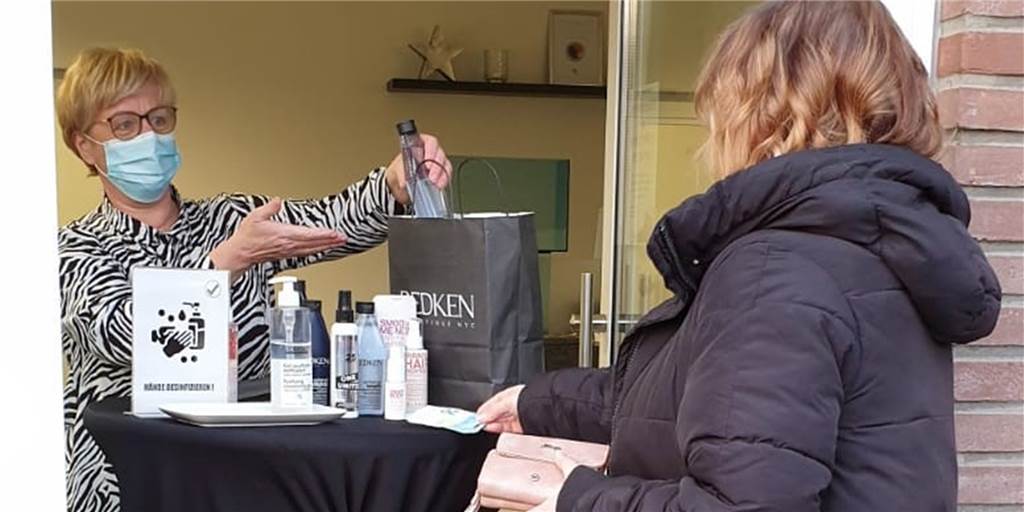 Ansatzfarbe und Shampoo durchs Fenster: Friseurin wird im Lockdown kreativ Friseurmeisterin Beate Winkelhaus bietet einen kontaktlosen Fensterverkauf bei ihrem Salon Haarmonie in Stadtlohn und Vreden an.