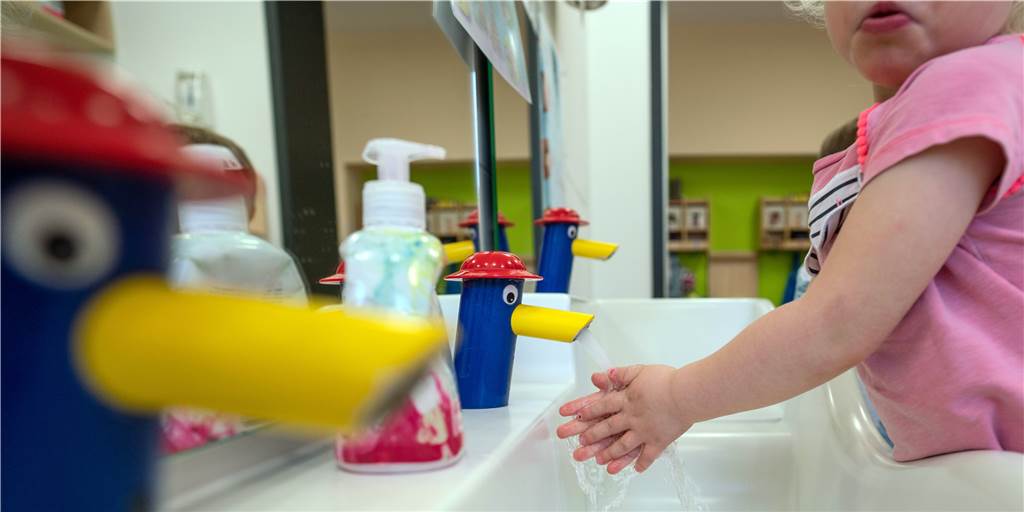 Notbetreuung in Ahauser Kitas: Eltern wird unnötiger Stein in den Weg gerollt Die Kindertagesstätten in Ahaus müssen die Betreuung der Kinder um zehn Stunden pro Woche verringern.
