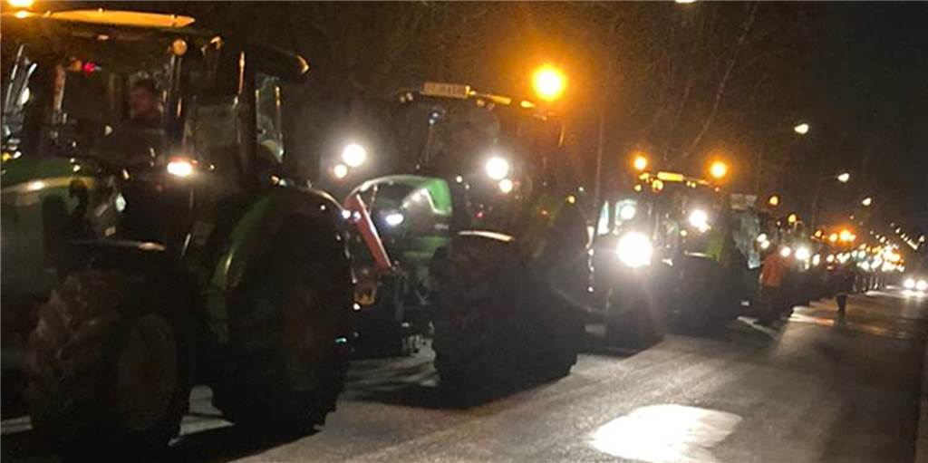 Mit Video: Landwirte blockieren mit über 100 Treckern K+K Zentrallager Über hundert Landwirte mit ihren Treckern machten sich am Sonntag auf den Weg zum K+K-Zentrallager in Gronau, um dieses stundenlang zu blockieren.