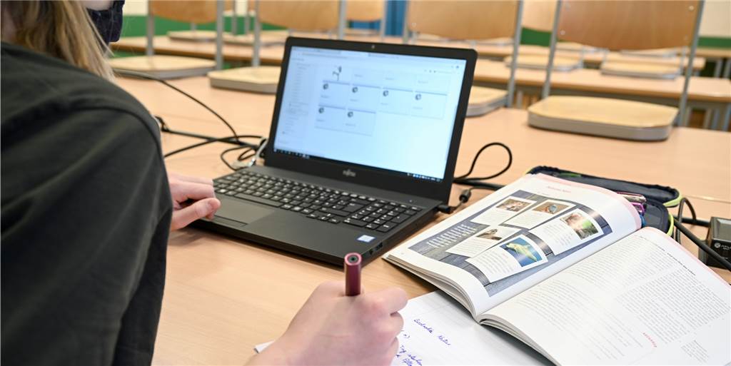 Serverprobleme behindern Distanzunterricht – Vater platzt der Kragen Lernplattformen wie IServ oder Moodle hatten am ersten Tag nach den Weihnachtsferien teils mit massiven Serverproblemen zu kämpfen.