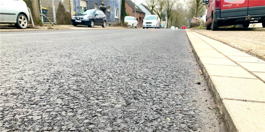 Fahrbahn zu tief? Bürger befürchten Baumängel an frisch sanierter Straße Die Kante zwischen Fahrbahn und Rinnsteinen ist deutlich zu sehen.