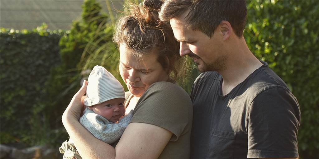 Explodierende Haus-Preise: Junge Familie sucht mit ungewöhnlichen Mitteln Annette und Marius Gelhausen mit Tochter Lea suchen ein Haus in Eichlinghofen