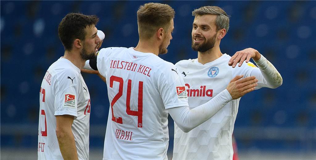 Stefan Thesker vor Bayern-Premiere: So will er gegen Lewandowski spielen Auf dem dritten Platz der 2. Bundesliga liegt Stefan Thesker (r.) aktuell mit Holstein Kiel.