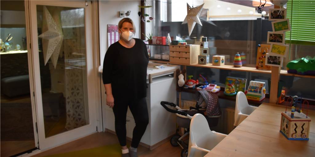 Dorstener Tagesmutter vermisst Spaß, Solidarität und Wertschätzung Mitten im Spielzimmer steht Tagesmutter Miriam Wolfrath. Tische, Stühle, Spielzeug und Wickelfläche: Alles muss nachmittags nach dem Besuch der Kinder desinfiziert werden.