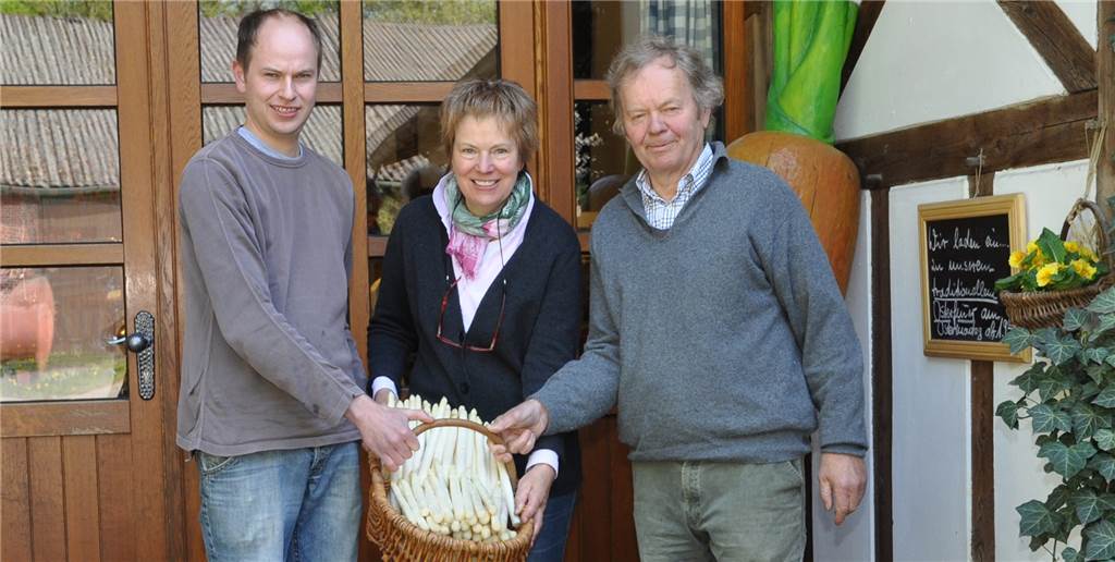 Früher eine Nische: Seit 30 Jahren gibt es bei Schulze Wethmar Bio-Produkte Mit dem Spargel fing vor 30 Jahren alles an: Vitus, Elisabeth und Dirk Schulze Wethmar (v.l.) mit ihrem Spargel aus eigenem Anbau.