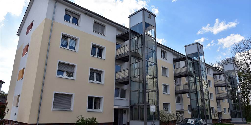 IG BAU warnt vor Mangel an Seniorenwohnungen: So sieht es aus in Lünen Der Bauverein hat den Häusern Im Wiesengrund (Archivbild) Aufzüge vorgebaut. Damit sind die Wohnungen aber nicht barrierefrei zu erreichen. Einige Treppenstufen müssen noch bewältigt werden. SIe gelten daher als barrierearm.