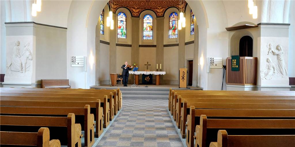 Künstler entwirft für die Christuskirche farblich den „Klang der Stille“ Der Innenraum der Christuskirche (Archivbild) ist durch einen Defekt der alten Heizung verrußt worden. Er soll farblich neu gestaltet werden.