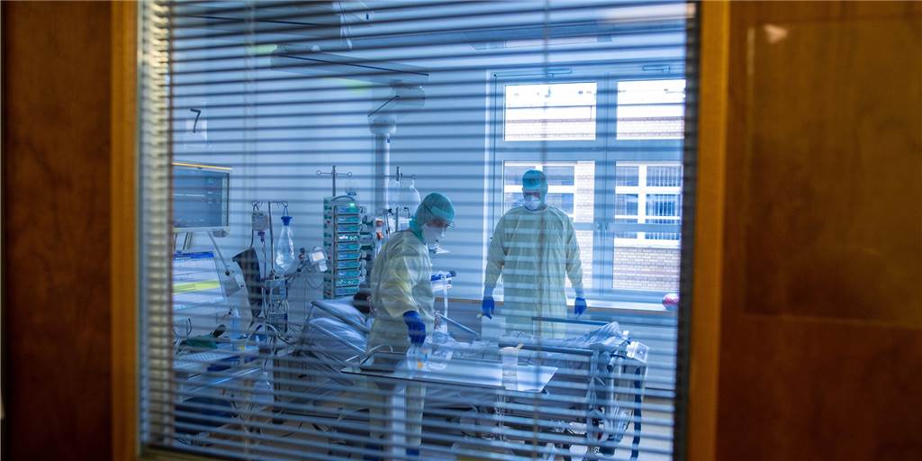 Grafiken zeigen, wie es um die Zahl der Intensivbetten bestellt ist Covid-19-Patienten gibt es im Kreis Recklinghausen derzeit rund 190. Anfang Januar waren es noch 256. Auf den Intensivstationen liegen 34. 20 von ihnen werden aktuell invasiv beatmet.