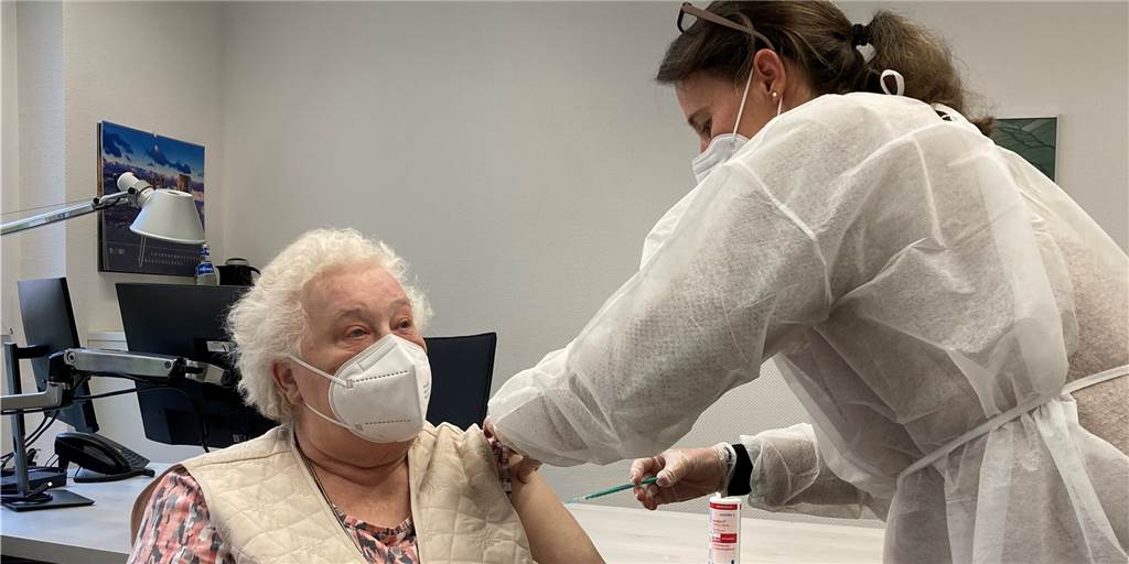 Coronavirus: Geimpfte Dortmunderin (87) rät Gleichaltrigen zur Spritze Die Allgemeinmedizinerin Dr. Nannu Hunn impft die 87-jährige Margaretha Kloth, die in dem St. Antonius Altenheim in Dortmund-Huckarde lebt.
