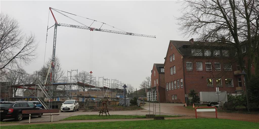 17 von insgesamt 47 neuen Seniorenwohnungen werden derzeit gebaut Nördlich (l.) des ehemaligen Krankenhauses (r.) entstehen derzeit 17 Wohneinheiten für Senioren und Seniorinnen mit Betreuungs- und Unterstützungsbedarf.