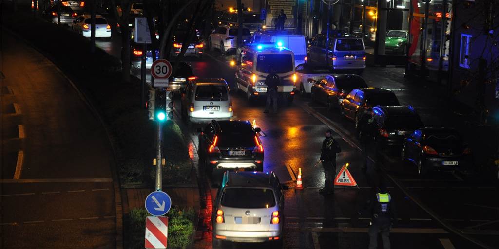 Wird der Wall jetzt mit Pollern abgesperrt? Im Einsatz gegen die Raser- und Tunerszene hat die Polizei am Wochenende die Fahrer kontrolliert und den Südwall gesperrt.