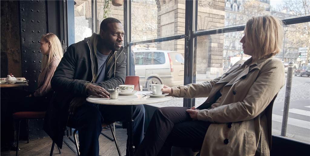 Neu bei Netflix: „Lupin“ geht als Pfiffikus mit vielen Gesichtern auf Jagd Wenn er nicht auf Spurensuche ist, trifft sich Assane (Omar Sy) mit seiner Ex-Frau Claire (Ludivine Sagnier). netflix