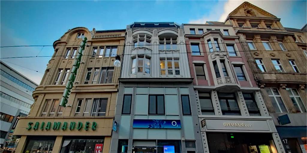 Der erste Tresor der Sparkasse Dortmund stand in einem Schlafzimmer Das Haus Westenhellweg ist nur ein schmales Gebäude, das heute einen Handyshop geherbergt. Doch bis 1871 war es der erste Standort der Sparkasse Dortmund - und zugleich das Wohnhaus ihres ersten Chefs.