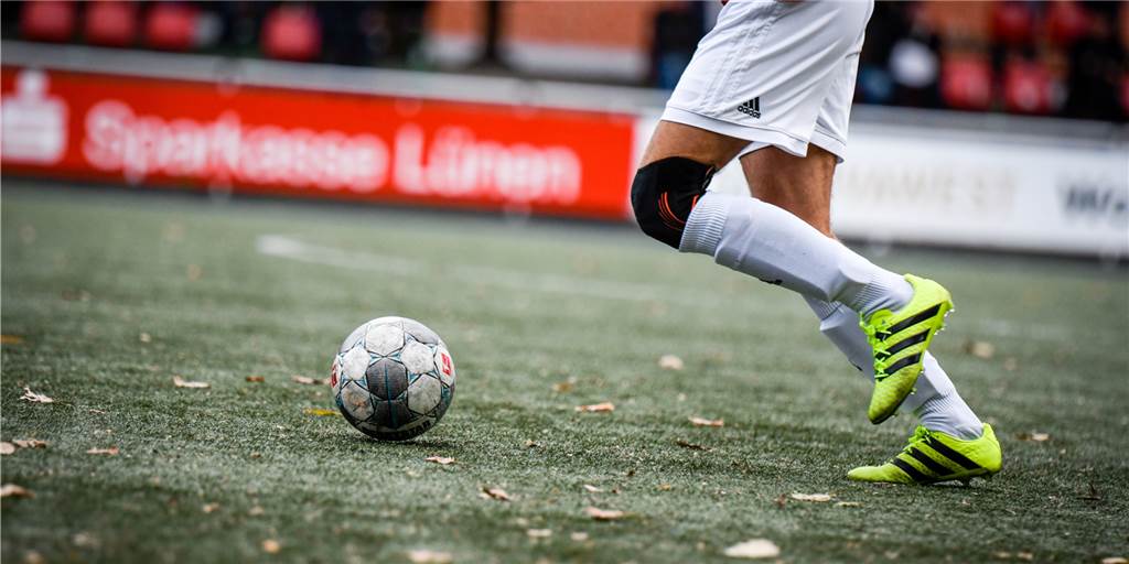 Dortmunder Fußballverein legt Grundstein für erfolgreiche Zukunft und verlängert mit 18 Spielern Dortmunder Fußballverein legt Grundstein für erfolgreiche Zukunft und verlängert mit 18 Spielern