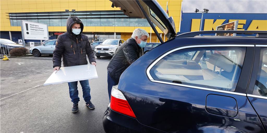 Vor dem Ikea-Haus in Kamen wird am Mittwoch eingeladen, nachdem die Ware direkt zum Auto geliefert wurde. Ikea arbeitet im Karree täglich bis zu 1200 Bestellungen ab.
