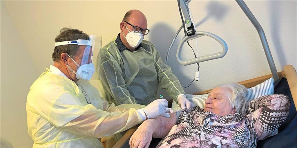 Riesige Impfbereitschaft bei hiesigem Pflegepersonal und Heimbewohnern Dr. Stephan Gutermann (l.) impfte Ende vergangenen Jahres die Bewohner und Mitarbeiter des Senioren- und Pflegezentrums St. Ludger Vreden. Die Impfquote lag nicht nur hier bei über 90 Prozent. Im Bild der älteste Impfling Luise Weymann (96) und Wohnbereichsleiter Norbert Schöpe.