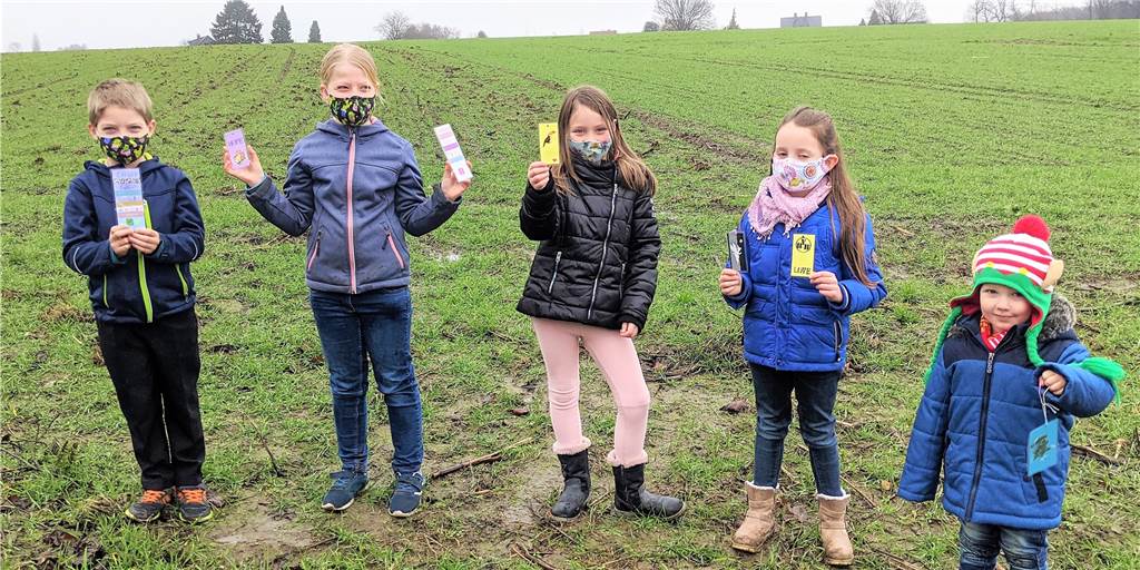 Jakob (7), Lena (9), Mara (7), Carlis (8) und Hilfsassistent Joshua (3, Carlis' Bruder) unterstützen das geplante Kinderhospiz mit einer besonderen Lesezeichen-Verkaufs-Aktion.