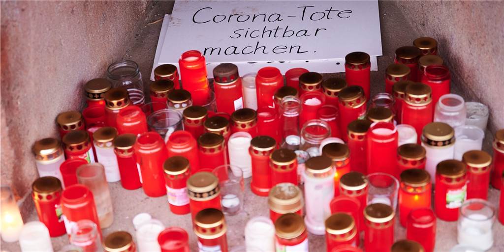 Über 200 Corona-Tote in Dortmund: Todesfälle in zwei Monaten verfünffacht Die bundesweite Aktion "Corona-Tote sichtbar machen" weist mit Grabkerzen auf die Verstorbenen hin. In Dortmund sind bereits über 200 Menschen in Zusammenhang mit einer Covid-19-Infektion gestorben.