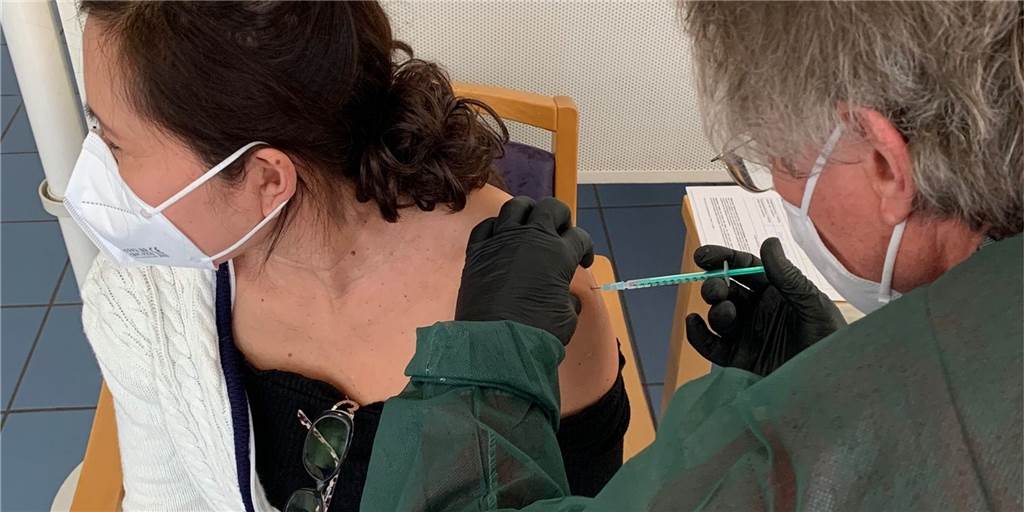 Große Freude am St.-Vitus-Stift Olfen nach gut angenommener Impfaktion Neben vielen Bewohnern ließen sich auch zahlreiche Mitarbeiterinnen - wie hier Pflegefachkraft Belen Schneider - und Mitarbeiter impfen.