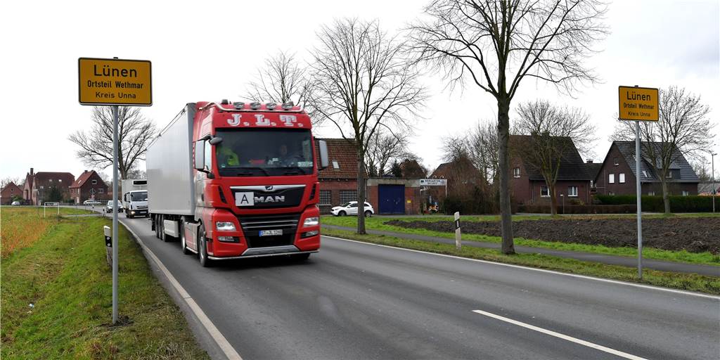 Lünen beginnt jetzt 400 Meter früher: Ortsschilder in Wethmar versetzt Ab sofort beginnt die geschlossene Ortschaft Lünen an der B54 bereits vor der Kreuzung Oststraße.