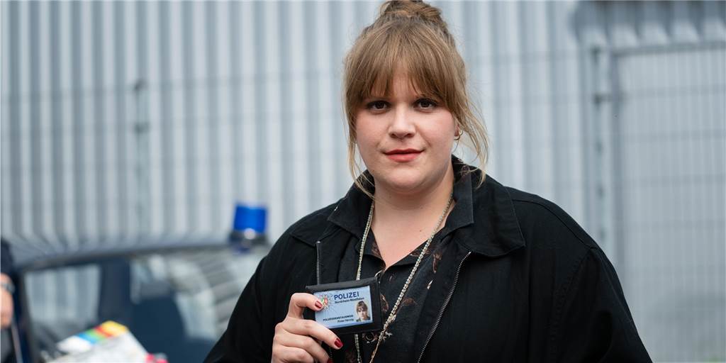 Polizeigewalt und Fake News – die Neue im Tatort hat ihren ersten Fall Hauptkommissarin Rosa Herzog, gespielt von der renommierten Theaterschauspielerin Stefanie Reinsperger, ist die Neue im Dortmunder Tatort-Team, das in Kürze wieder auf dem Bildschirm zu sehen ist.