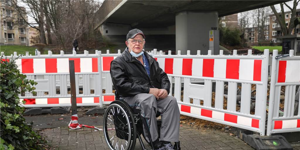 Wo einst eine Toilette war, befindet sich nur noch eine Baustellenabsperrung: Hier kann Jan Olaszek nicht mehr zur Toilette gehen.