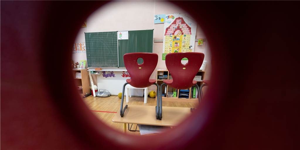 Diskussion um Wiederholung des kompletten Corona-Schuljahrs für alle Die Schulen sind leer. Gelehrt und gelernt wird praktisch nur noch zuhause. Das aber reiche nicht, lautet die Argumentation von all jenen, die jetzt eine Wiederholung des kompletten Schuljahrs für alle fordern.