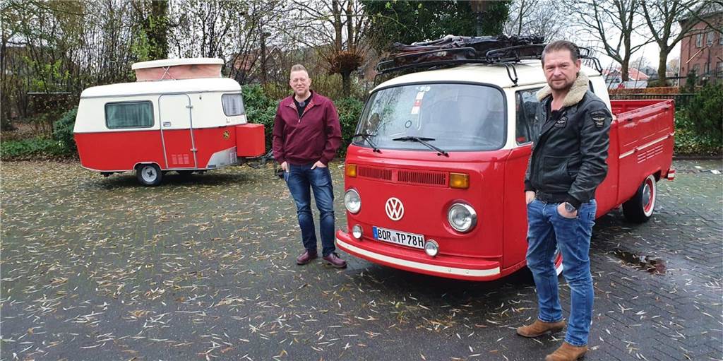 Theo Pass und sein knallroter VW Bus kommen bei „Grip“ ins Fernsehen Theo Pass (l.) mit Det Müller beim Dreh vor dem Burghotel. Der knallrote VW Bus ist längst zum Markenzeichen von Theo Pass geworden. Und auch dem Moderator des Automagazins "Grip" entlockte der Bulli mit Porschemotor ein breites Grinsen.