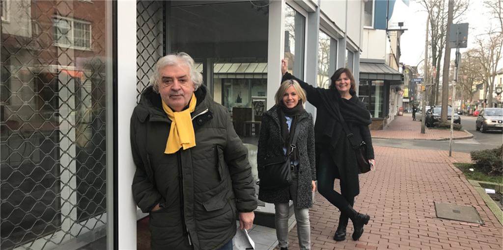 Künstler ziehen um: Kunstspaziergang führt jetzt an anderem Ladenlokal vorbei Jochen Pieper (von vorne), Heike Onnertz und Christiane Köhne freuen sich über den neuen Raum für Kunst auf Zeit.