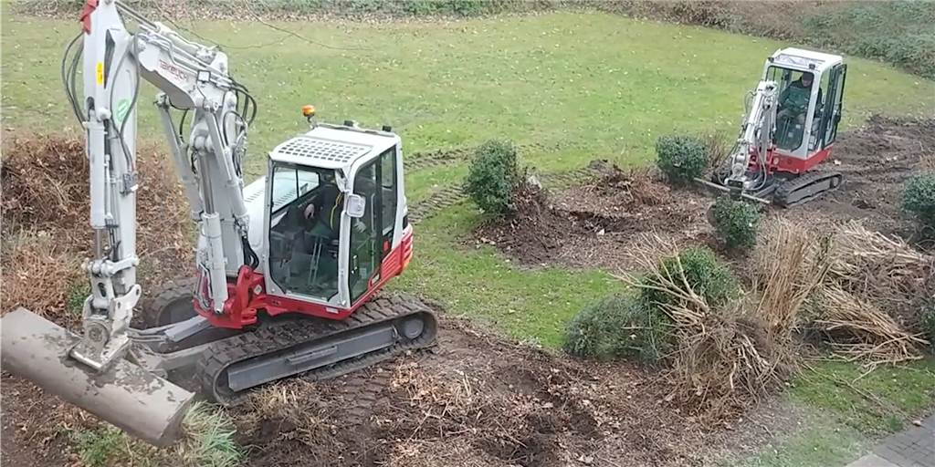 Vonovia: Zwei Bagger reißen in Dortmund Pflanzen aus dem Boden Zwei Bagger der Vonovia reißen Pflanzen in Dortmund aus dem Boden heraus.