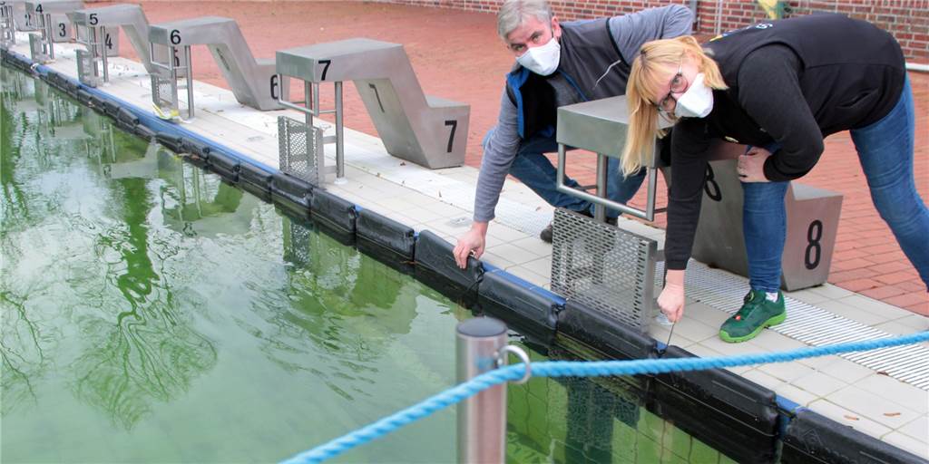 Viele Fotos: Solebad Werne hält sich fit für den Tag X nach Corona Marco Dellwig und Barbara Kipp an dem gefüllten Außenbecken mit den Eisdruckpollern, die bei Frost Beschädigungen verhindern sollen.