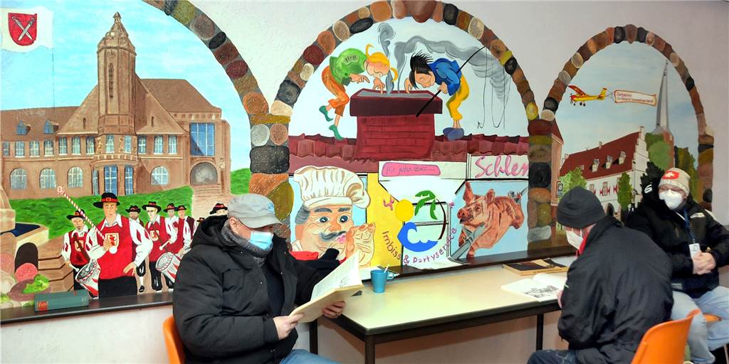 Pommesbude wird in Corona-Zeiten zum Treffpunkt: Zum Essen in den Hof Nach längerem Leerstand sitzen wieder Menschen in der früheren Snackeria an der Haselackstraße. An der Wand sind noch die Schwerter Motive der früheren Zeit als Hubertusgrill.