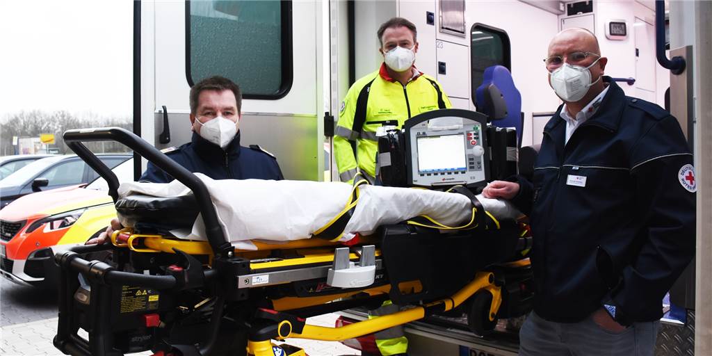 Notarzt aus der Ferne: Telenotarzt startet im Vredener Rettungswagen Jürgen Rave (Leiter DRK Kreis Borken), Rudi Neck (Notfallsanitäter) und Christoph Gottskzy (Leiter Rettungswache Vreden) freuen sich, dass der Telenotarzt in Vreden startet.