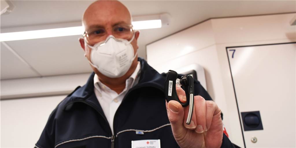 Im Video: Leiter der Rettungswache zeigt, wie der Telenotarzt funktioniert Christoph Gottszky zeigt ein Headset, über das die Sanitäter mit dem Telenotarzt kommunizieren.