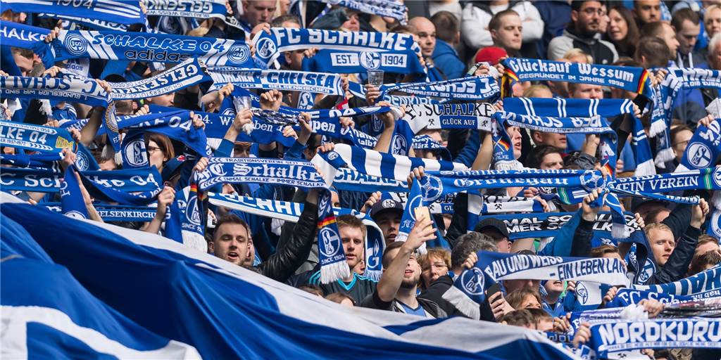 Ehrung auf Schalke: Flaesheimer Stürmer bekommt besondere Auszeichnung Ein Halterner Fußballspieler, der öfter auch als Zuschauer bei Spielen des FC Schalke 04 dabei war, wurde nun für eine besondere Leistung vom Verein ausgezeichnet.