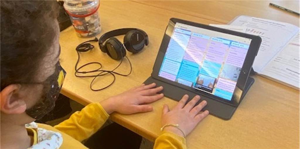 Selma aus der zweiten Klasse arbeitet mit der digitalen Pinwand Padlet. Seit Dienstag läuft der digitale Unterricht auf Distanz gut.