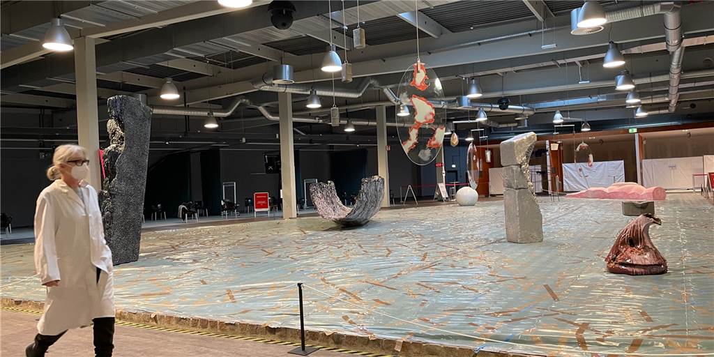 Neue Idee für Künstler? Impfzentrum wird zum Museum Weil die Museen und Galerien derzeit geschlossen sind zeigt der Künstler Gereon Krebber eine Ausstellung jetzt im Impfzentrum in Bottrop. Ist das auch für andere Städte und Künstler eine Idee?
