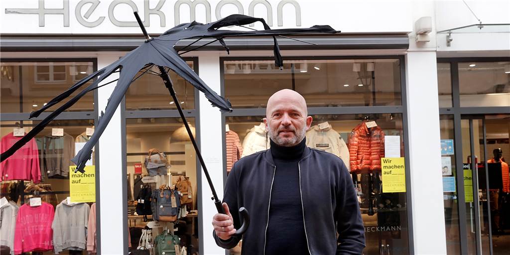Dramatischer Appell eines Halterner Einzelhändlers an die Politik Mit dem Rettungsschirm, der nicht funktioniert, macht Peter Heckmann auf die ausbleibenden Hilfen für den Einzelhandel aufmerksam.