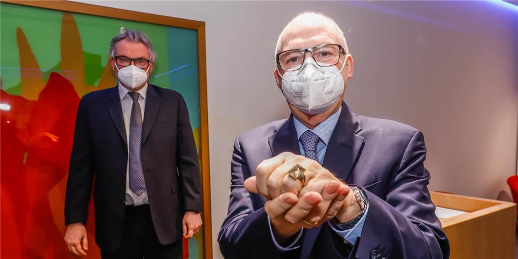 Zum 45. Mal zeichnete der Cityring Dortmund eine Persönlichkeit mit dem City-Ring aus. In kleinstem Kreis wurde er diesmal vom Vorsitzenden Tobias Heitmann (l.) an den Unternehmer und IHK-Präsidenten Heinz-Herbert Dustmann überreicht.