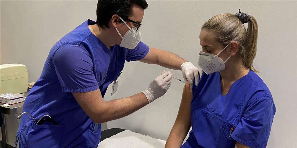 Impfstart für Lüner Klinik-Beschäftigte: Nicht überall ging es schon los Ann-Christin Michallik ist die erste Mitarbeiterin, die im St.-Marien-Hospital in Lünen von Dr. Timo Baumeister, Leitender Arzt der Zentralen Aufnahme, geimpft wurde.