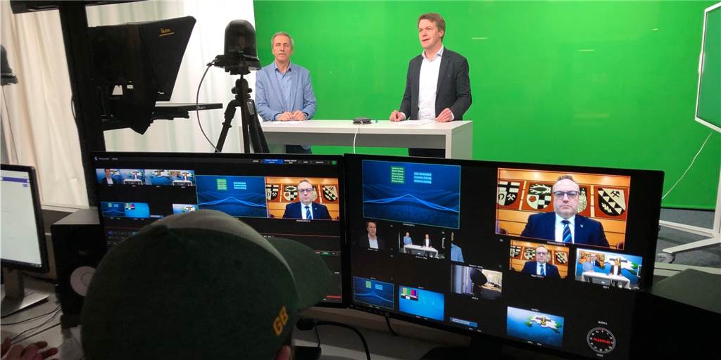 Ausgangssperre, Corona-Impfungen: Landrat Klimpel beantwortete Leserfragen Landrat Bodo Klimpel war in unser Video-Studio zugeschaltet. Er stellte sich Dutzenden von rund 100 Fragen unserer Leser, die Moderator Matthias Langrock (r.) mit Unterstützung von Medienhaus-Bauer-CvD Randolf Leyk (l.) ihm vorlegte.