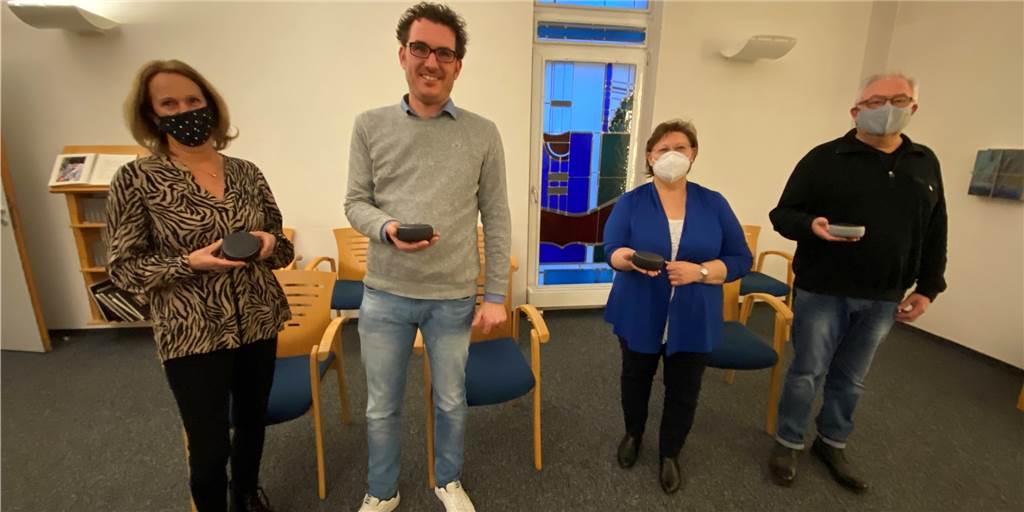 St. Vitus Stift: Hoffnung auf Impfung für betreutes Wohnen Einrichtungsleiter Info Knüver (2.v.l.) und Pflegedienstleitung Erika Riffel (2.v.r.) freuen sich über das Geschenk der Bürgerstiftung, das der Vorsitzende Franz Pohlmann und Doris Sendermann überreichten.