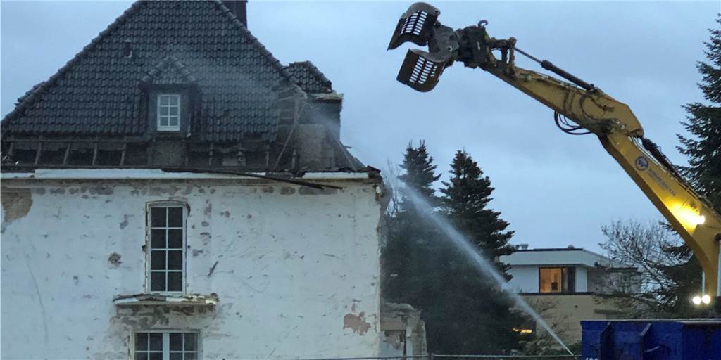 Mit Video: Abriss der schönen Leenders-Villa in Werne gestartet Der Abriss der alten Villa der Familie Leenders am Brinkhof hat am Dienstag, 19. Januar 2021, begonnen.