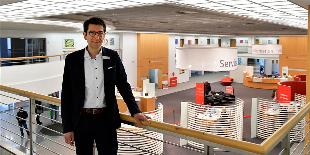 Sparkasse an der Lippe: Neuer Chef hat mehr als Zahlen auf dem Schirm Heiko Rautert (50) führt seit Anfang dieses Jahres die Geschäfte der Sparkasse an der Lippe. Das Bild zeigt den Vorstandsvorsitzenden in der Kundenhalle des Geldinstituts am Firmensitz in der Lüner City.