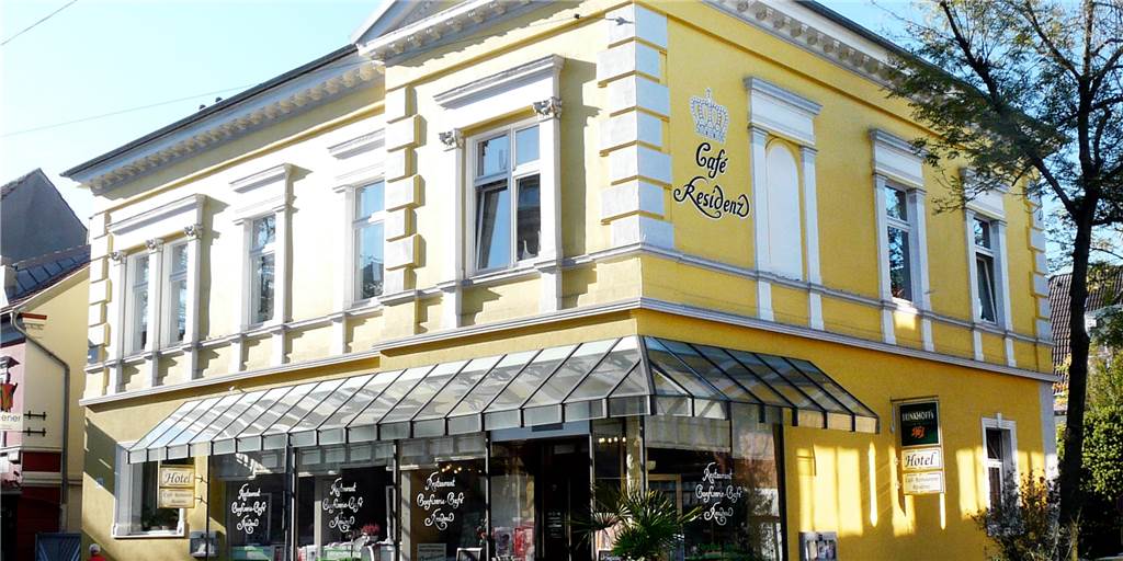 Hotel Café Residenz steht jetzt öffentlich zum Verkauf Jetzt sucht Hans-Joachim Schmale-Baars öffentlich nach einem Käufer für sein Hotel Café Residenz.