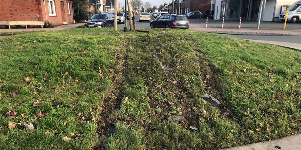 Nach Verfolgungsjagd mit über 100 km/h geradeaus über den Kreisverkehr Bei der Verfolgungsjagd übersah ein 25-jähriger Autofahrer den Kreisverkehr am Rottweg, fuhr geradeaus, hob ab und schleuderte gegen zwei geparkte Autos. Die Spuren sind noch am Tag nach dem Unfall deutlich zu sehen.