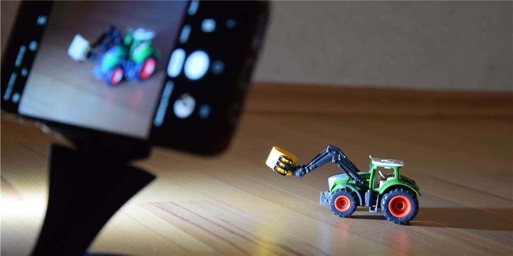 Ein Buch gegen fehlende Ideen: So haben Familien auch im Lockdown Spaß Zum Erstellen eines Stop-Motion-Videos braucht es nicht viel: Ein wenig Platz, ein Handy und ein oder mehrere Hauptdarsteller – das kann auch ein Spielzeug-Traktor sein, der einen Heuballen ablädt.