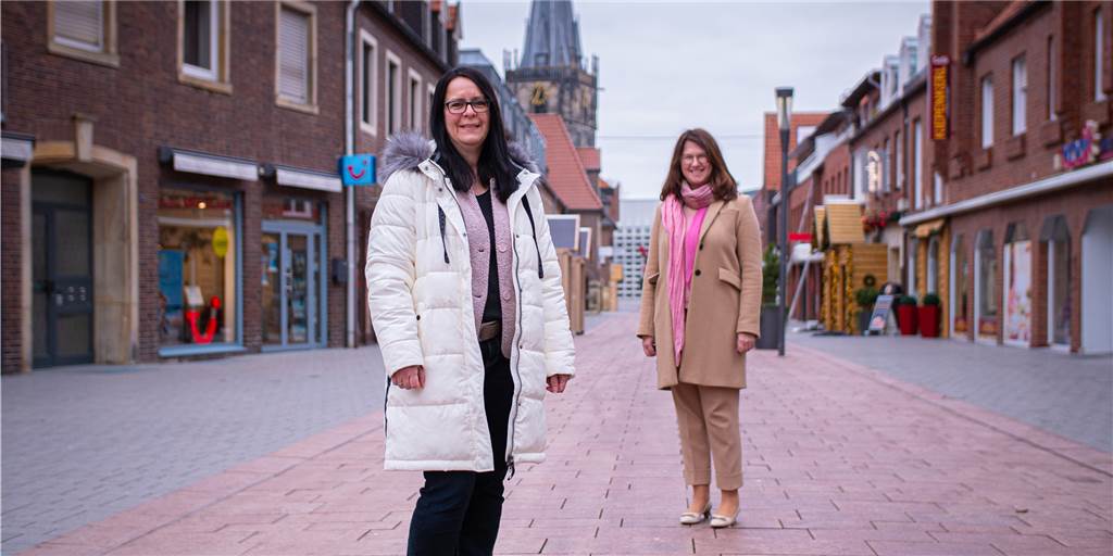 Neue Wirtschaftsförderin Katrin Damme ist gekommen, um zu bleiben Katrin Damme (50, l.) ist seit kurzem die neue Wirtschaftsförderin der Stadt Ahaus. Bürgermeisterin Karola Voß hat sie gesagt, dass sie nicht plant, noch einmal Bewerbungen zu schreiben. Sie möchte die Stelle auf Dauer bekleiden.